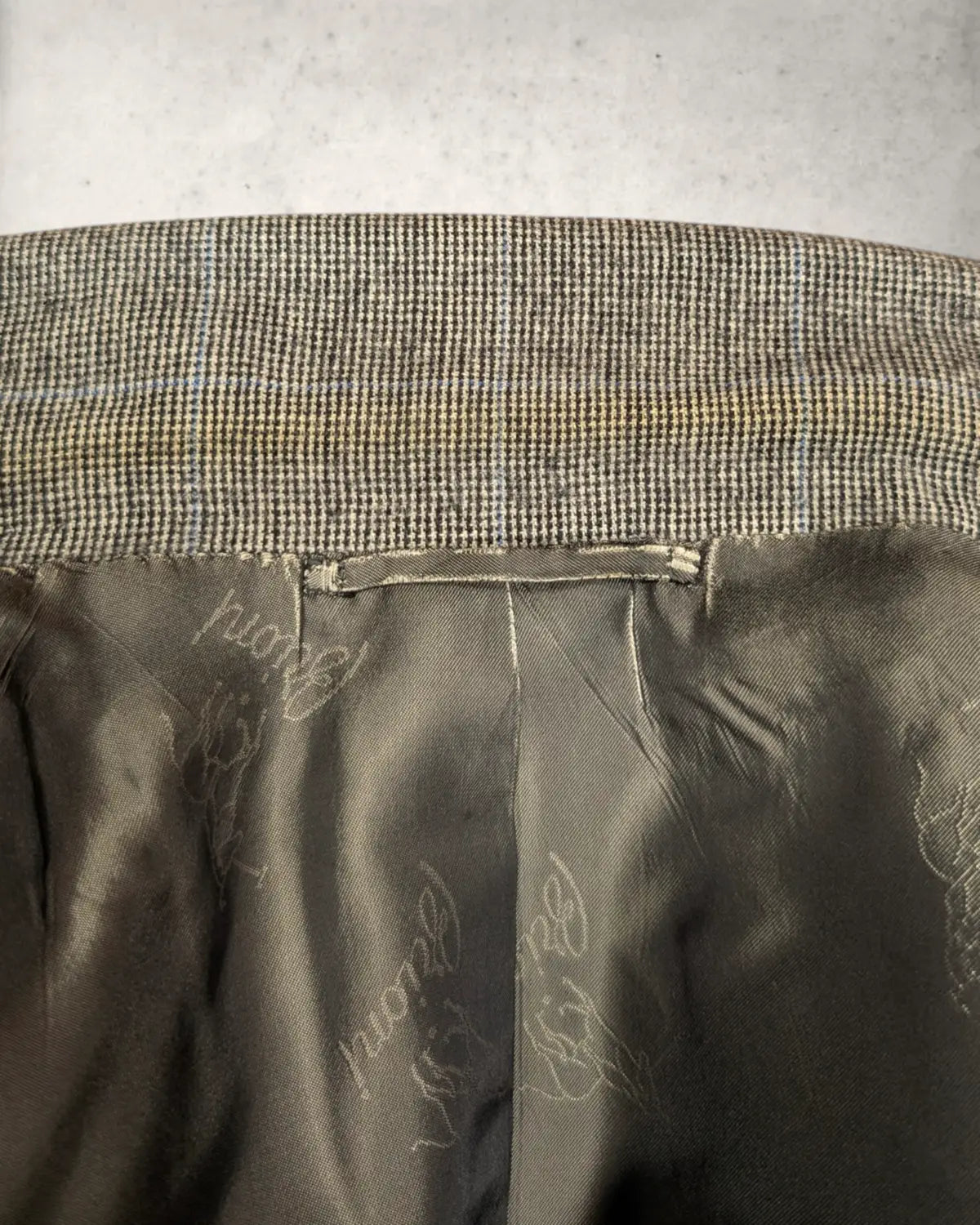 Vergilbung im Nackenbereich eines vintage Brioni Sakkos