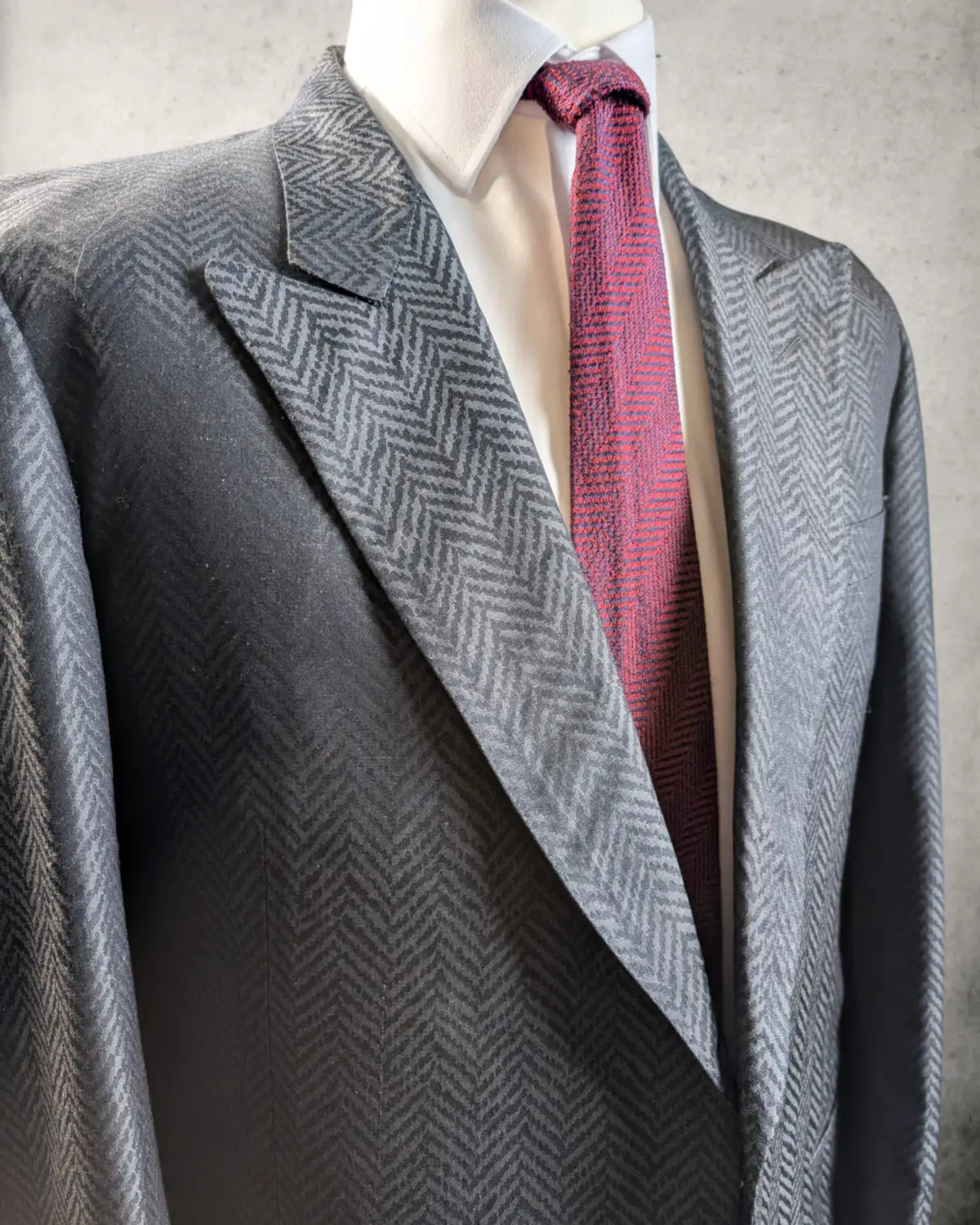 Schwarzes Sakko aus reiner Seide von Roberto Manzoni in elegantem Design
