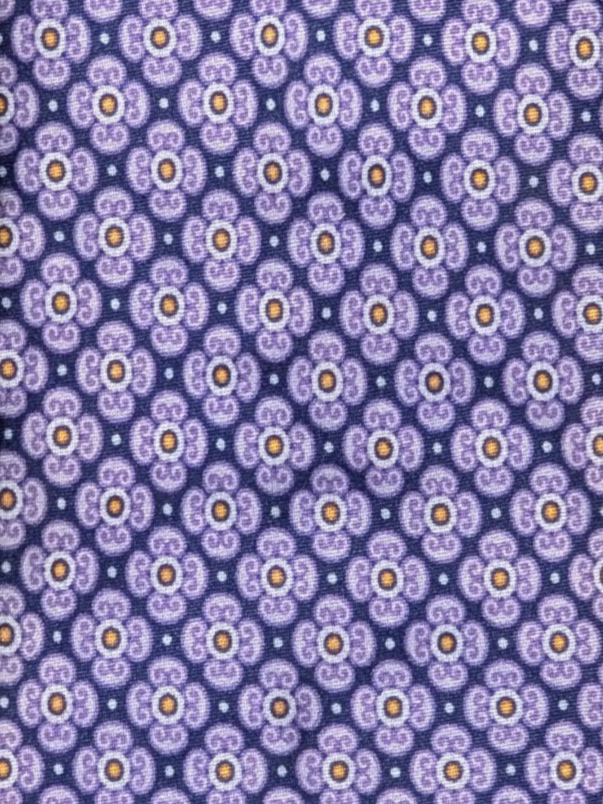 Nahaufnahme einer Lila Seidenkrawatte von Canali mit Blumenmuster