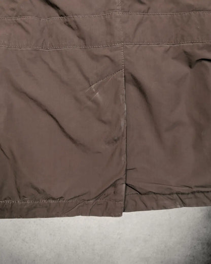 Seitenschlitz einer braunen al Zileri Herrenjacke mit gebrauchsspuren 