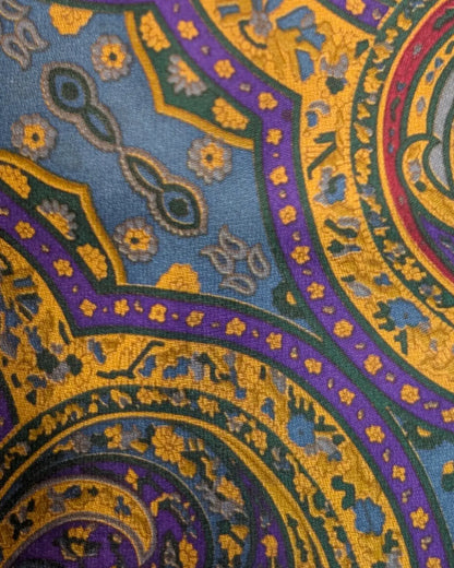 Detailansicht einer bunten Seidenkrawatte von Stefano Ricci per Sauro Marroni mit Ornament-Muster