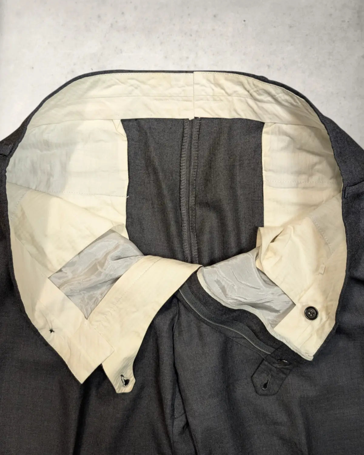 Raffaele Caruso Stoffhose eines Zweiteilers aus Loro Piana 100´s Wolle.