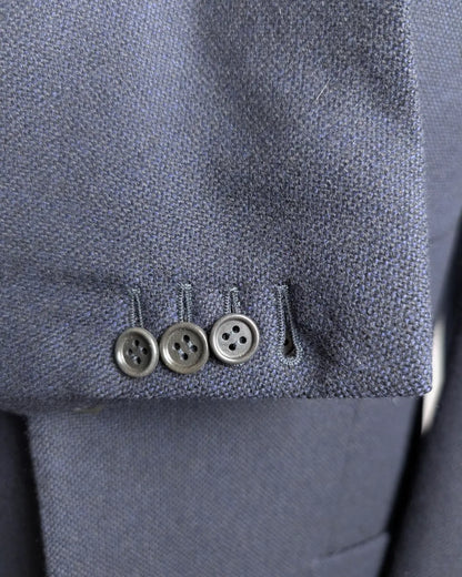 Funktionelle Ärmelknöpfe eines Isaia Kaschmirsakkos aus Johnstons of Elgin 