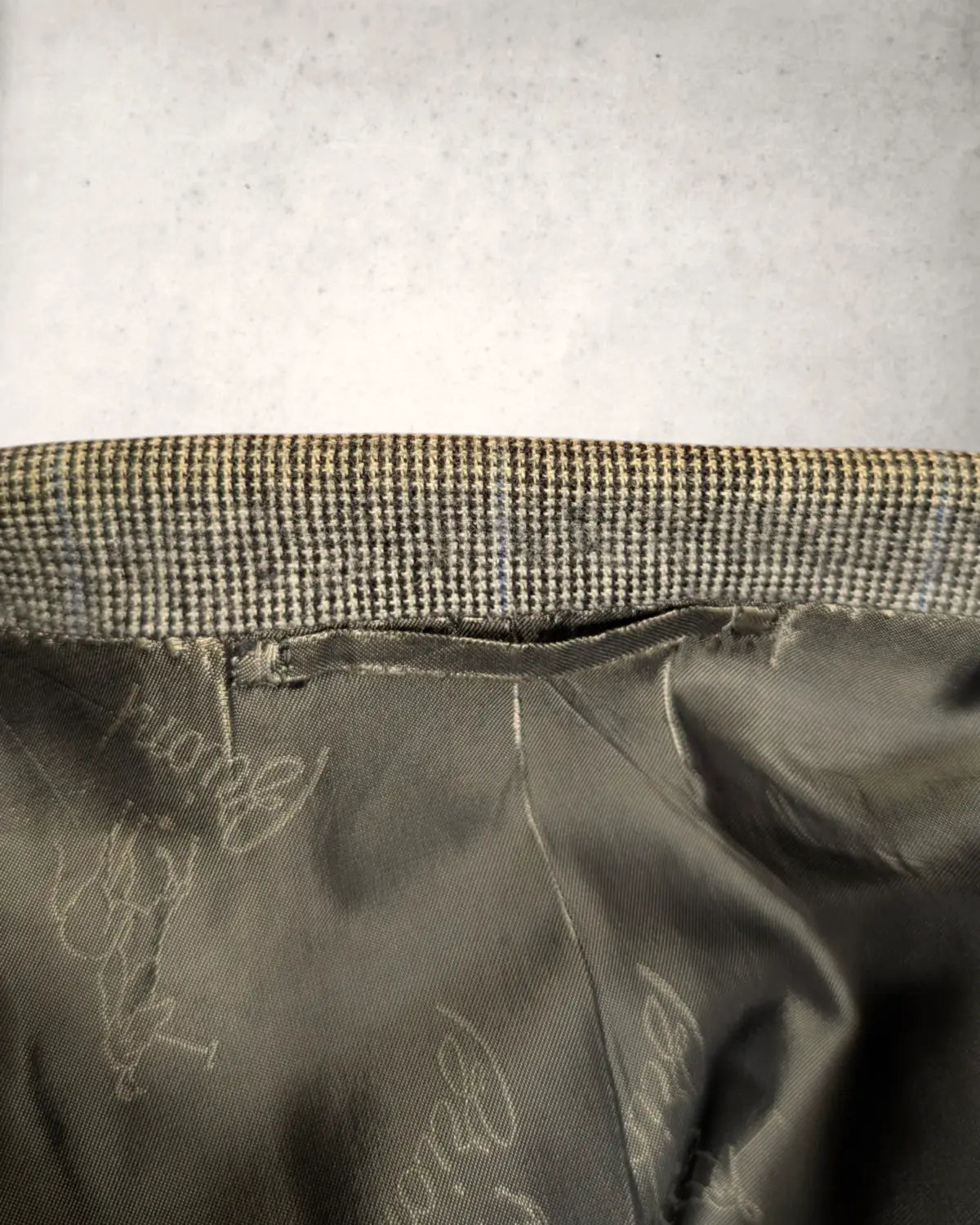 Vergilbung im Nackenbereich eines vintage Brioni Sakkos in Grau