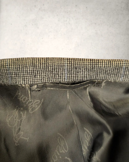 Vergilbung im Nackenbereich eines vintage Brioni Sakkos in Grau