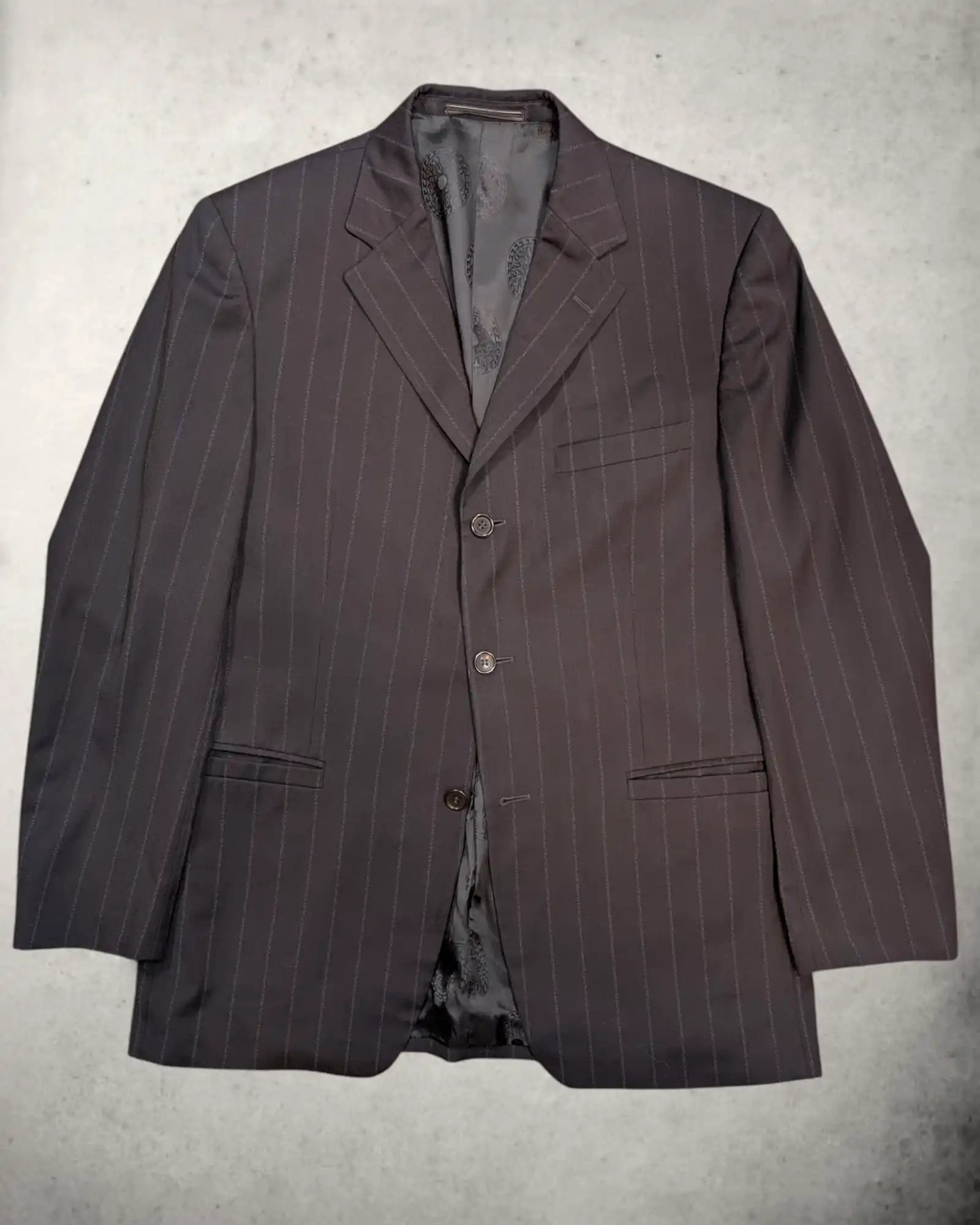 Nadelstreifenanzug von Versace im Peaky Blinders Stil