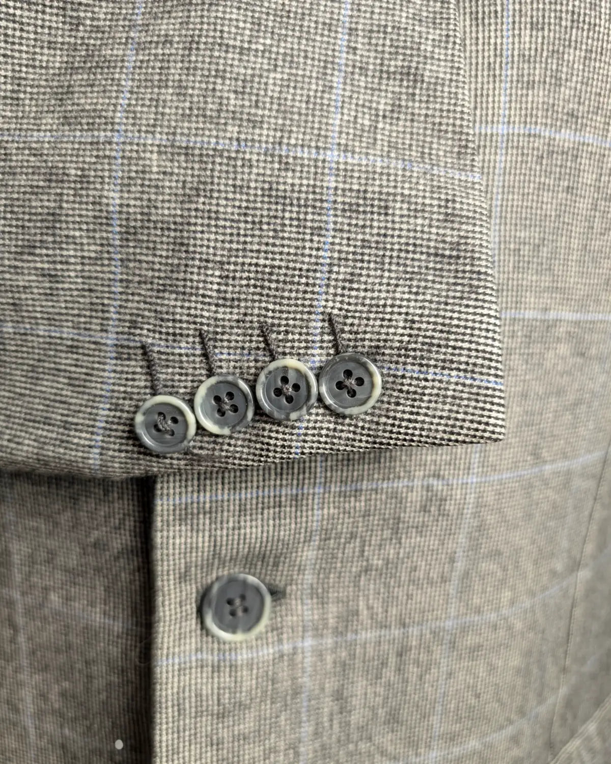 Ärmelknöpfe eines Brioni Herrensakko in Grau