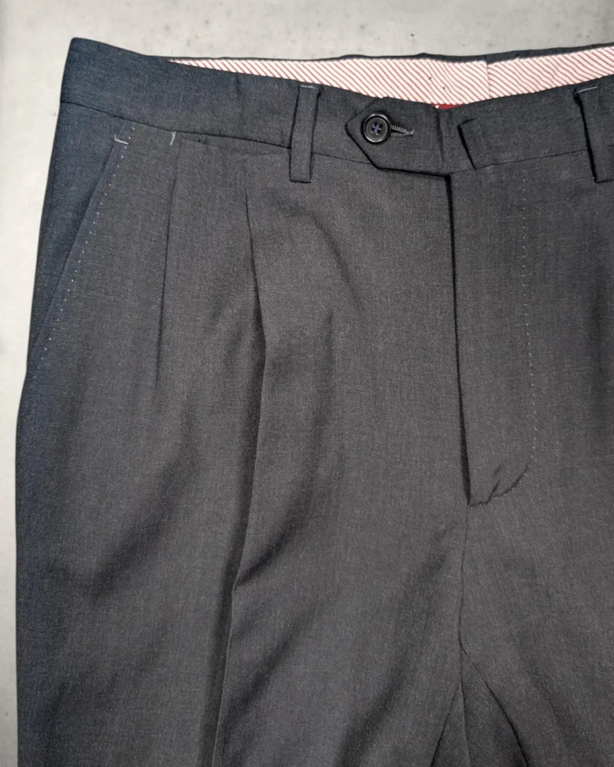 Anzughose von Franceschini in ANthrazit mit Bundfalte in Größe 48