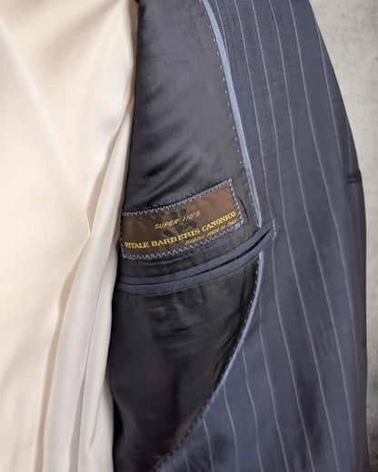 Etikett von Vitale Barberis Canonico in einem navyfarbenem Nadelstreifenanzug für Herren aus reiner Wolle