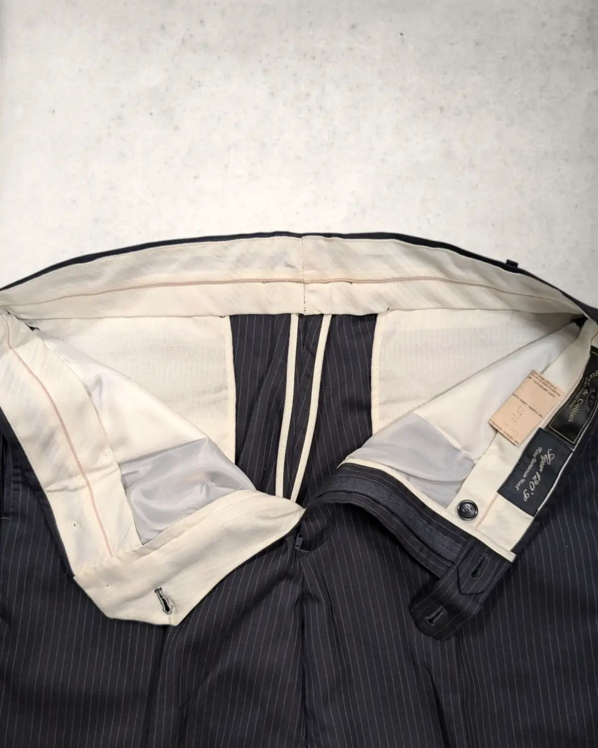 Innenansicht einer Nadelstreifen-Anzughose in Größe 48