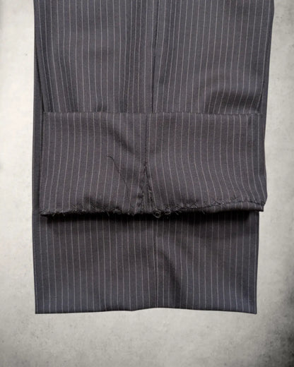 Saumzugabe einer Vintage Anzughose im Nadelstreifendesign