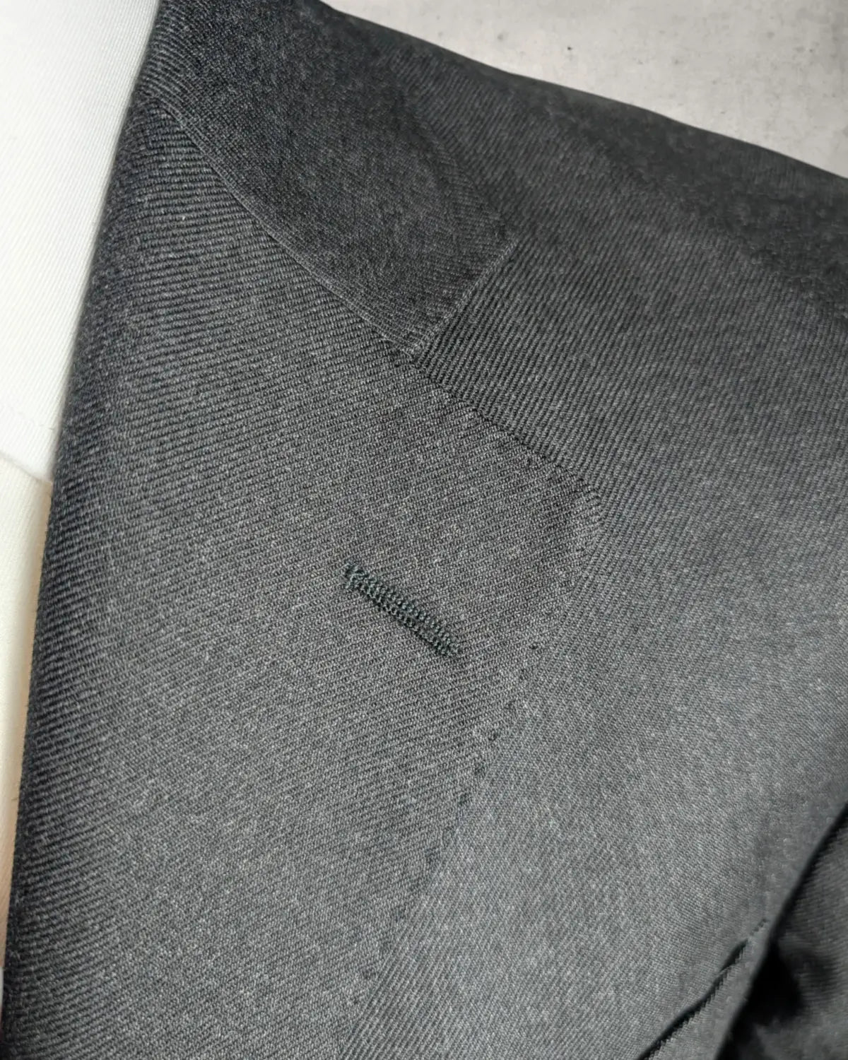 Revers eines Aquascutum Herrensakkos in schwarz