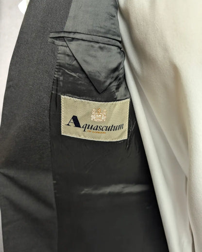 Original Aquascutum London Markenetikett und Materialangabe im Innenfutter des Sakkos.