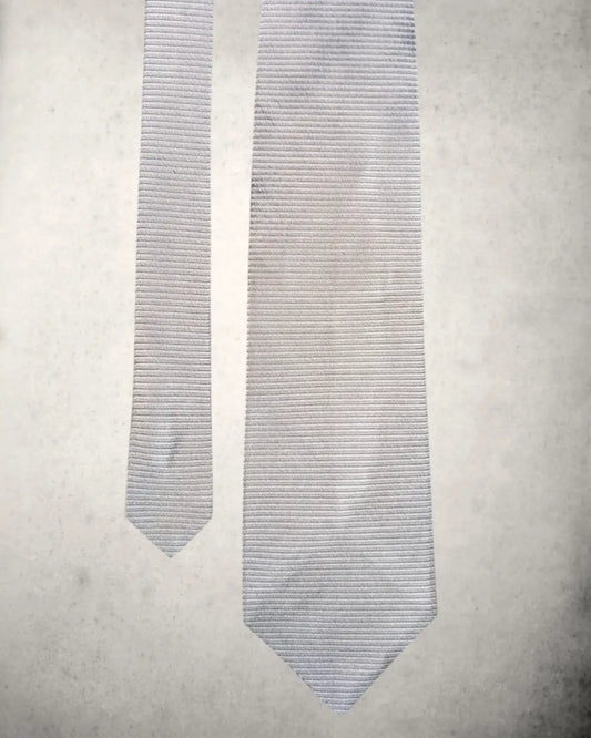 silberfarbene Seidenkrawatte von Giorgio Armani mit Gebrauchsspuren