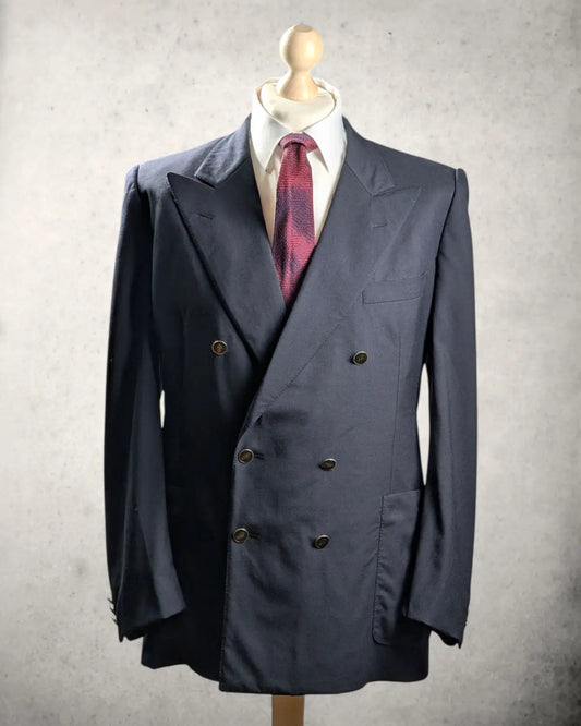 Zeitloser Klassiker aus Italien: Dieser Belvest Doppelreiher kombiniert feine Wolle mit einem entspannten Schnitt