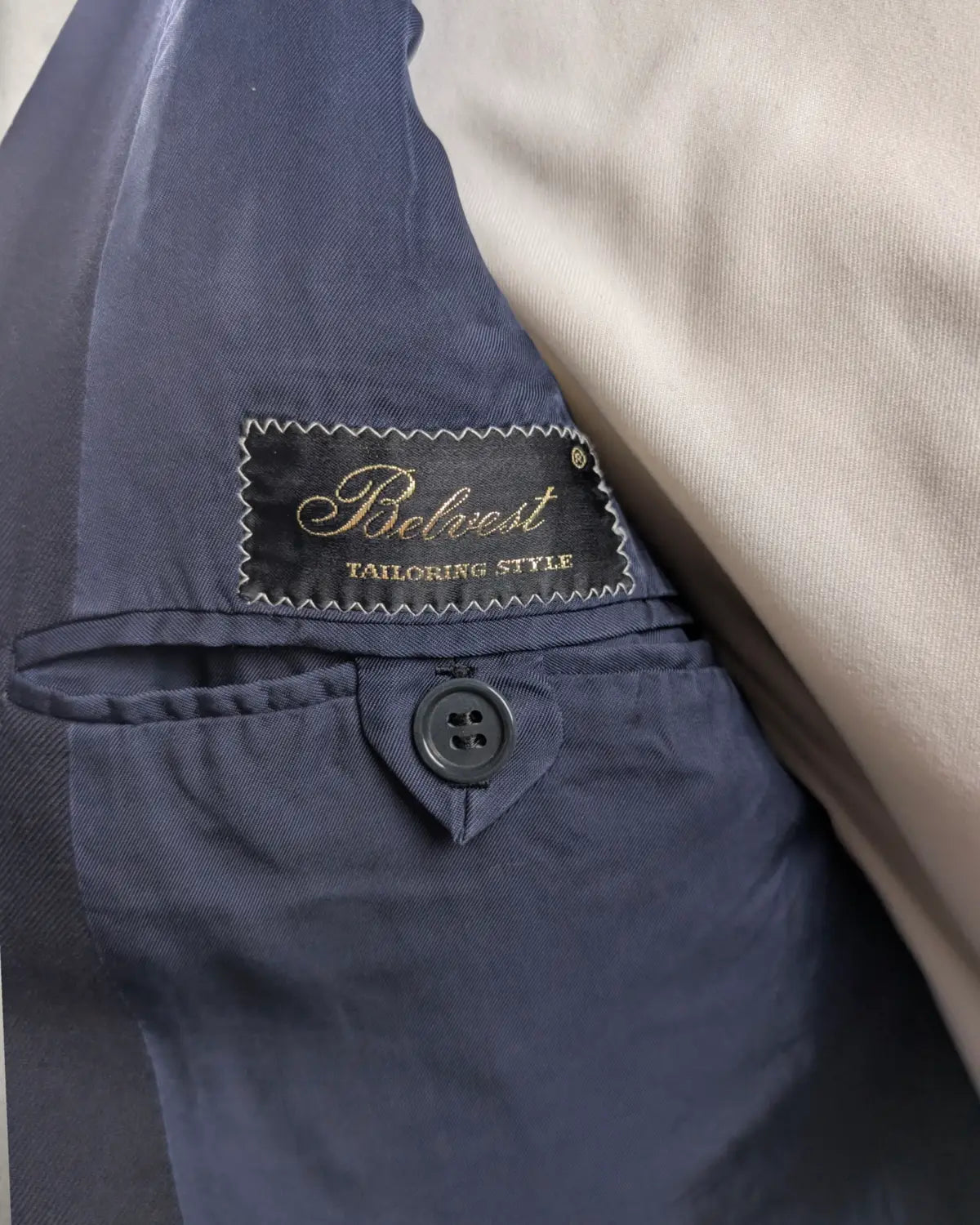Belvest Markenlogo in einem Doppelreiher in Navy