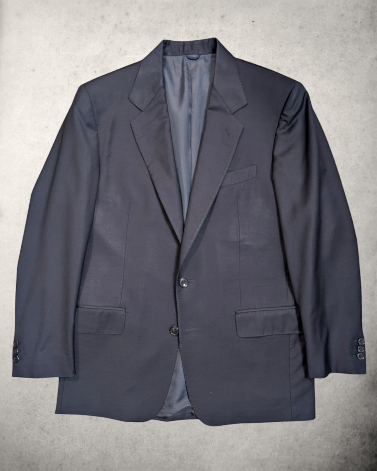 Frontalansicht eines navyfarbenem Herrensakkos von boglioli aus Loro Piana Stoff in NAvy