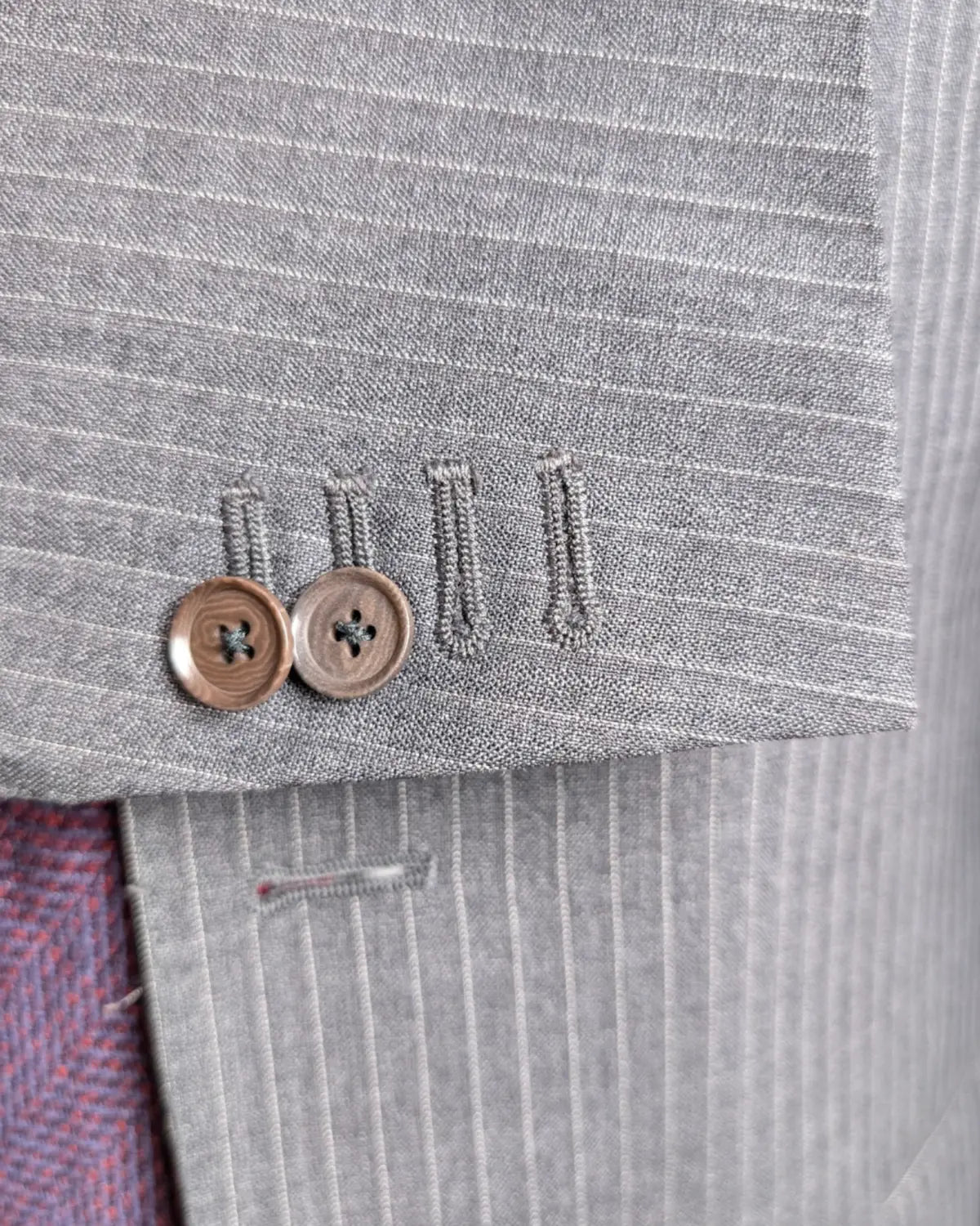 Working Cuffs eines grauen Nadelstreifenanzugs von Boglioli