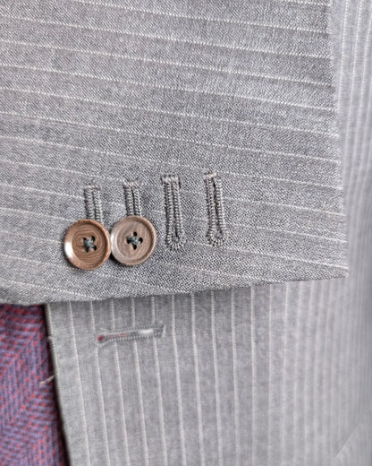 Working Cuffs eines grauen Nadelstreifenanzugs von Boglioli
