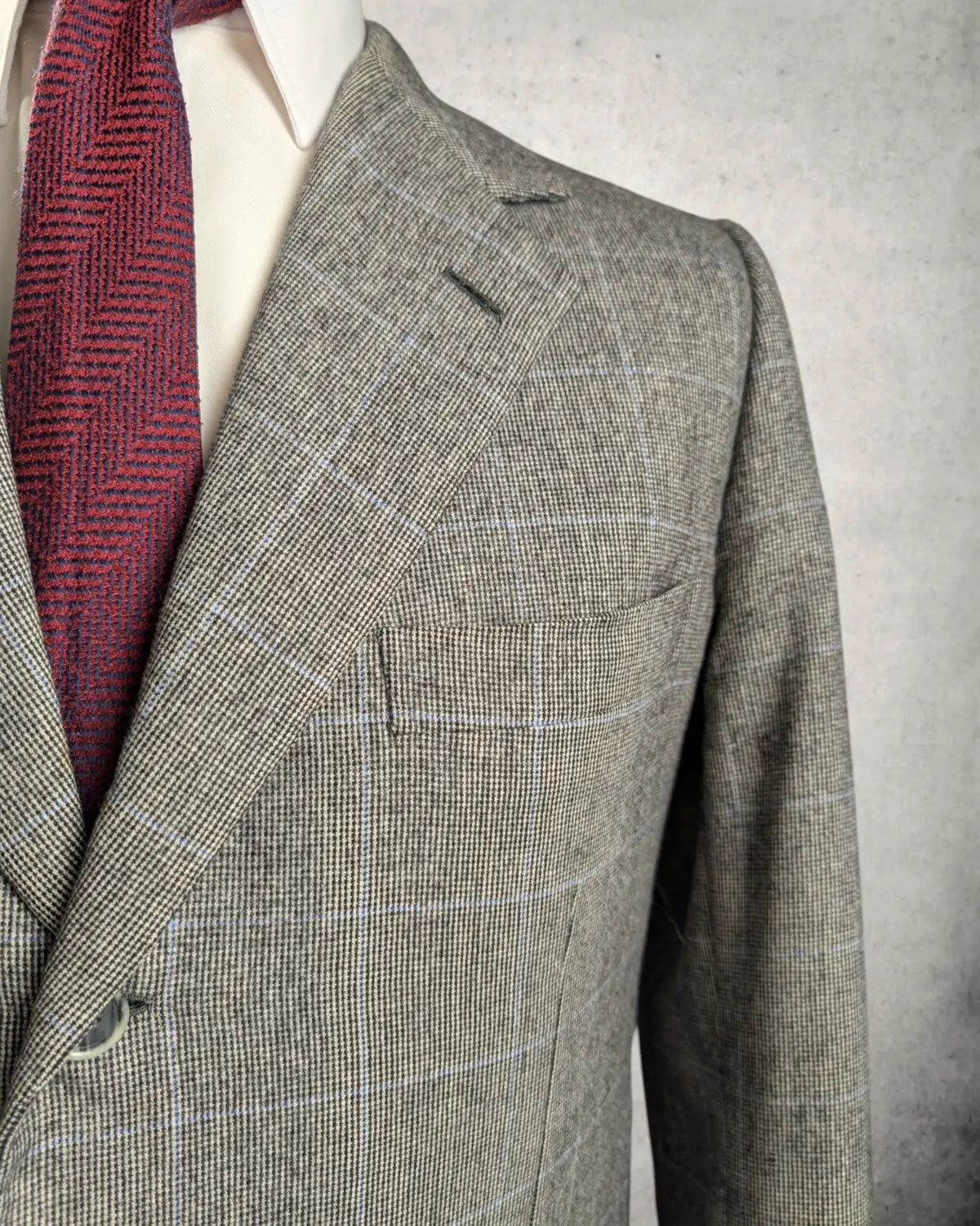 Revers eines Brioni Palatino Sakko in Grau