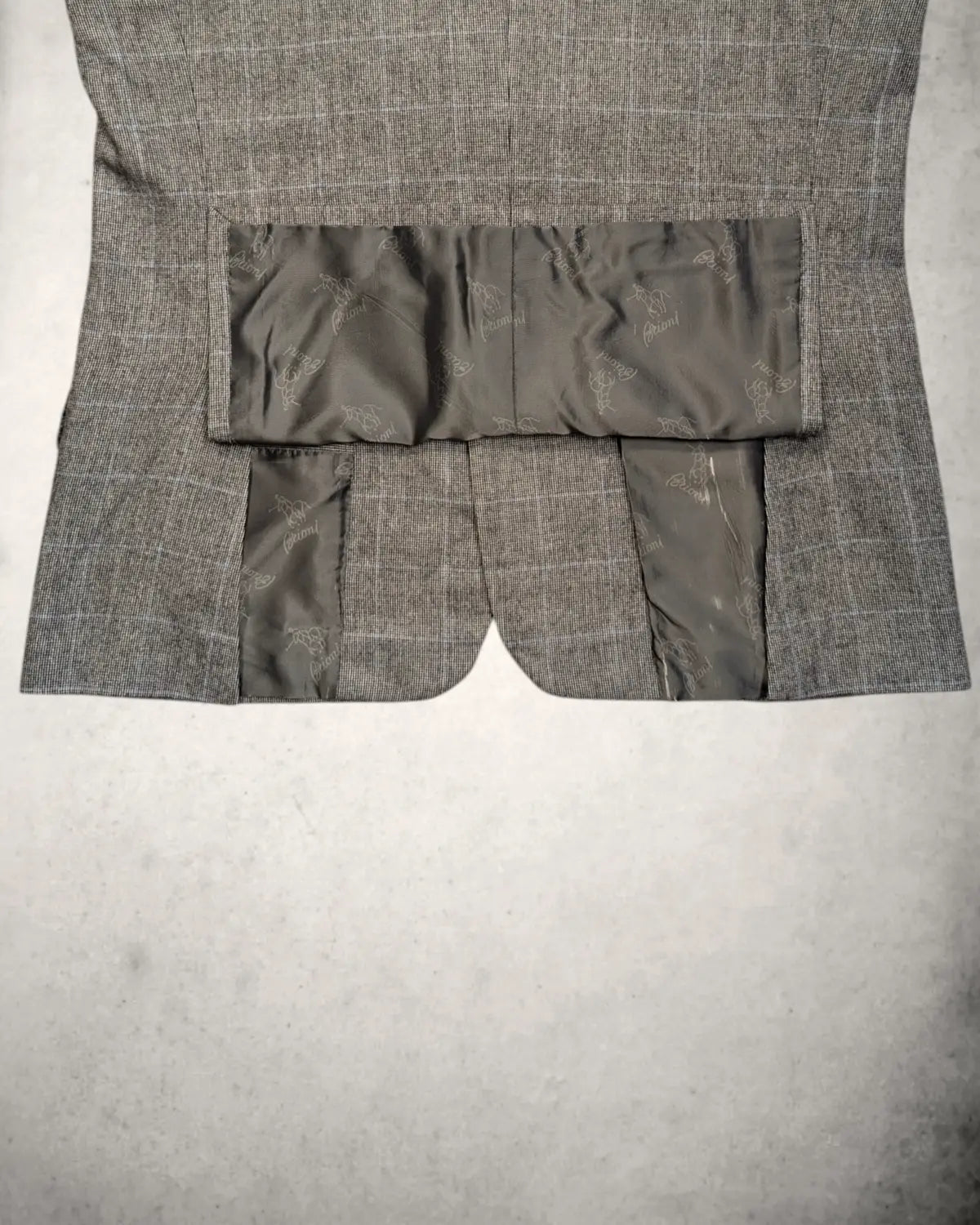 Seitenschlitz eines vintage Brioni Sakkos in Grau