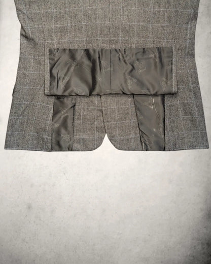 Seitenschlitz eines vintage Brioni Sakkos in Grau
