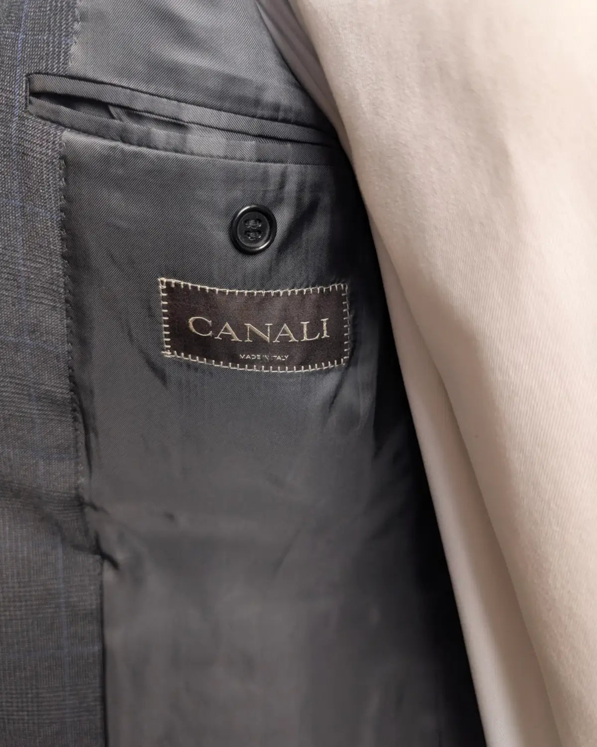 Das originale Canali Label und das hochwertige Bemberg-Innenfutter.