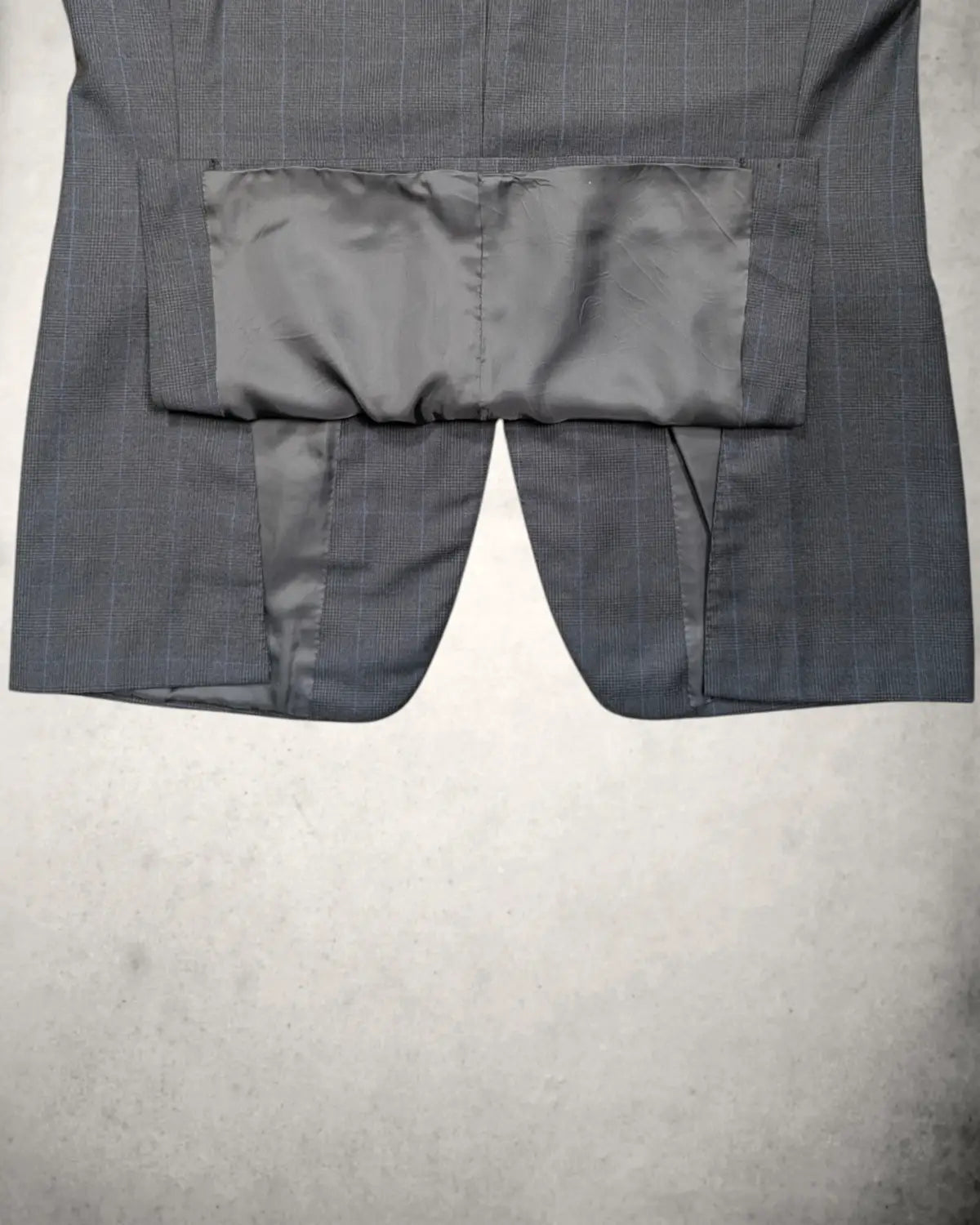 Seitenschlitz eines Canali Herrensakkos in grau