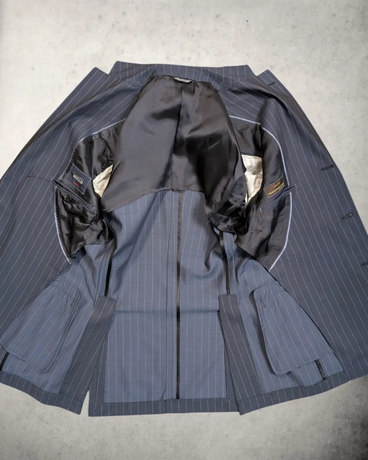 Innenansicht eines Nadelstreifensakkos für Herren von Aiello aus reiner Wolle von Vitale Barberis Canonico