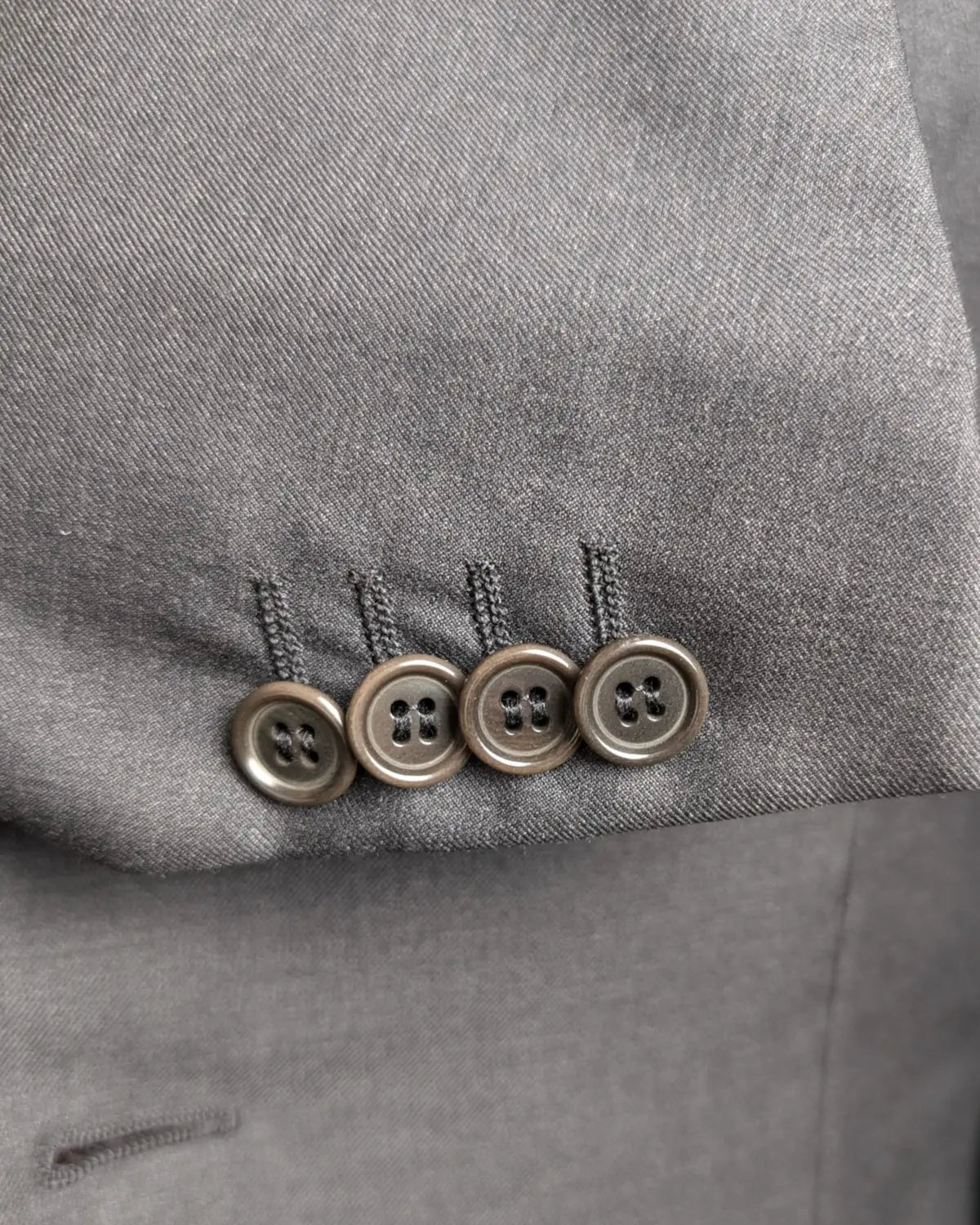 Kissing Buttons eines Raffaele Caruso Herrensakkos in Anthrazit