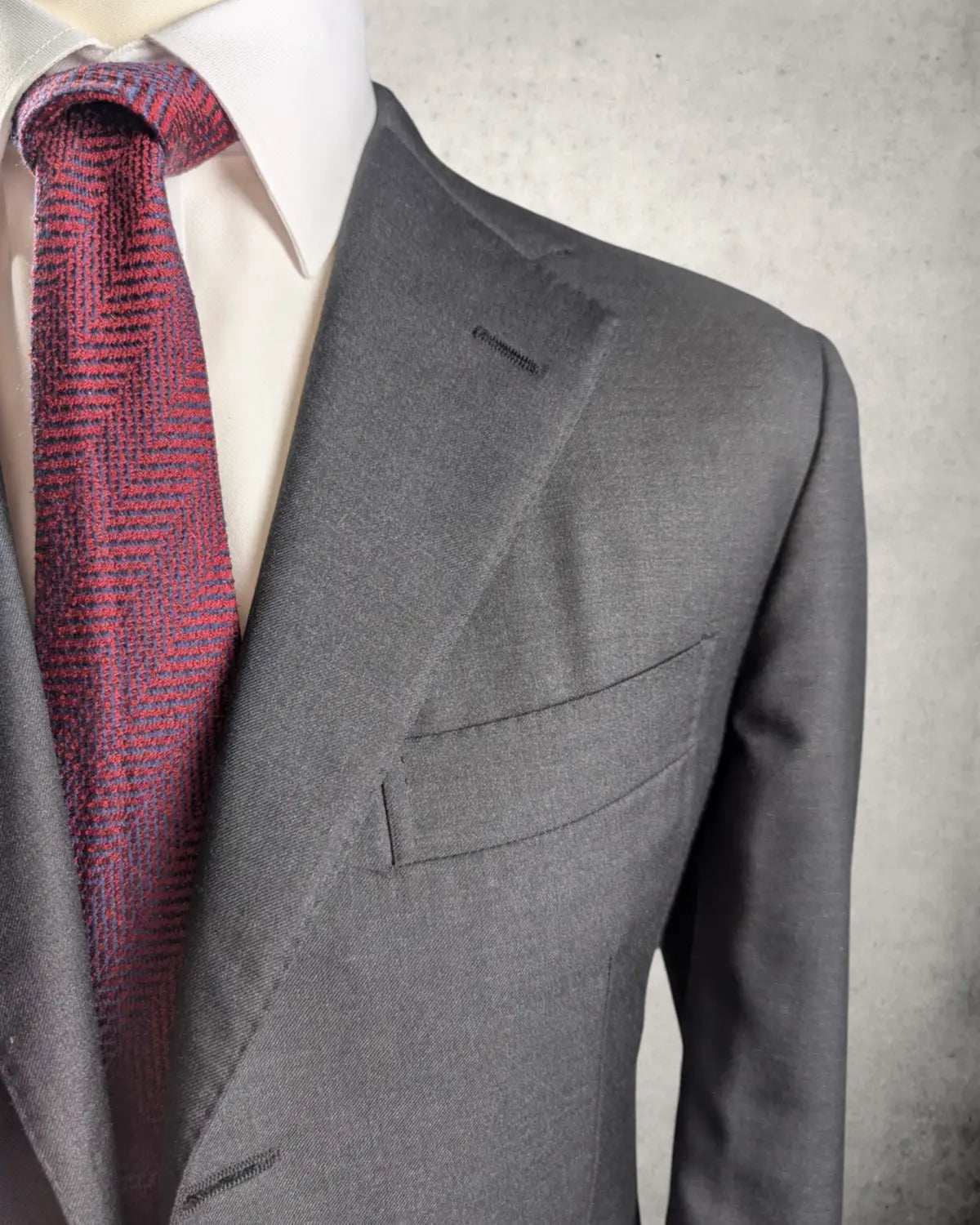 Anthrazites Herrensakko von Raffaele Caruso in der Frontalansicht.