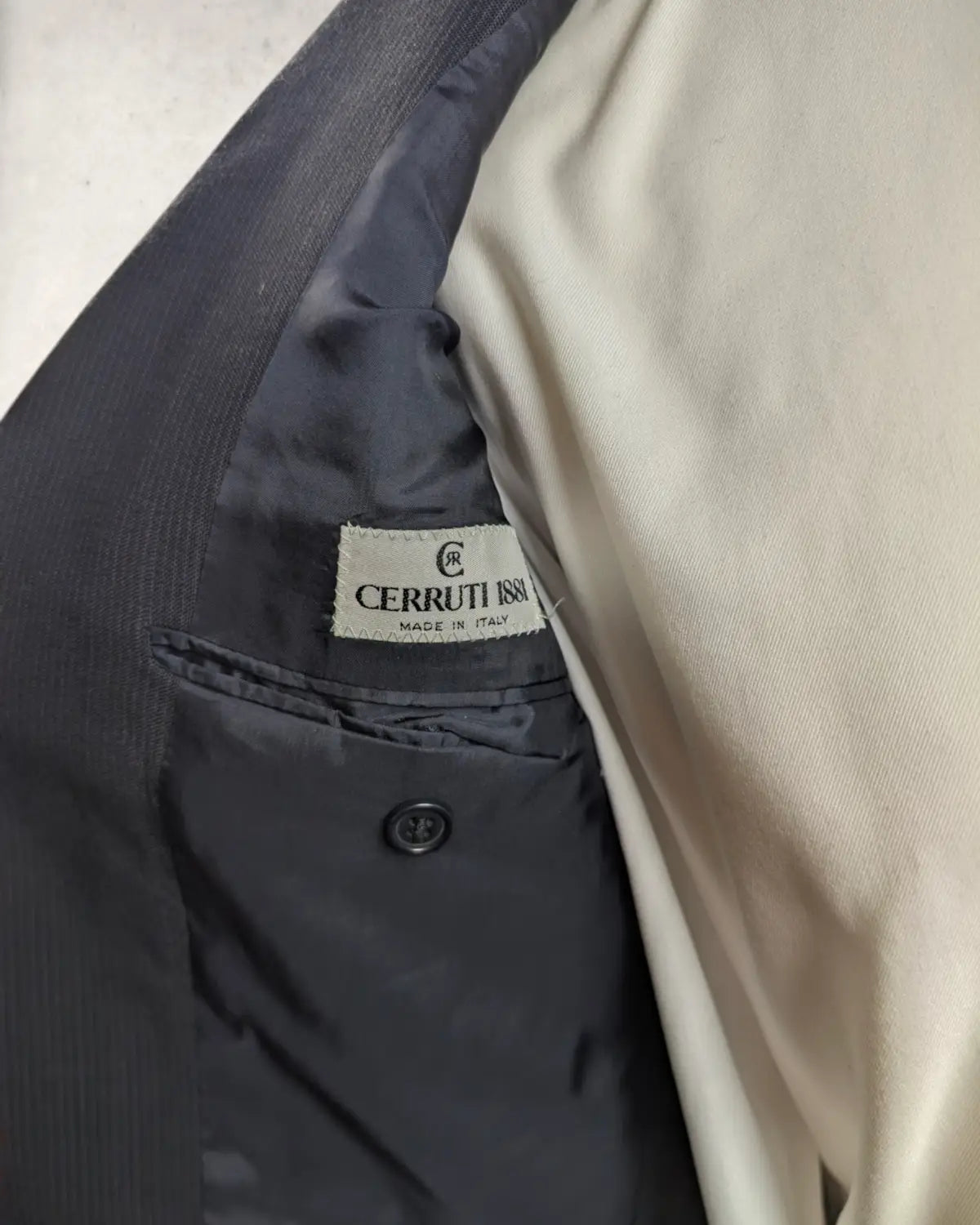 Detailansicht des  Cerruti 1881 Markenetiketts auf dem hochwertigen blauen Cupro-Innenfutter
