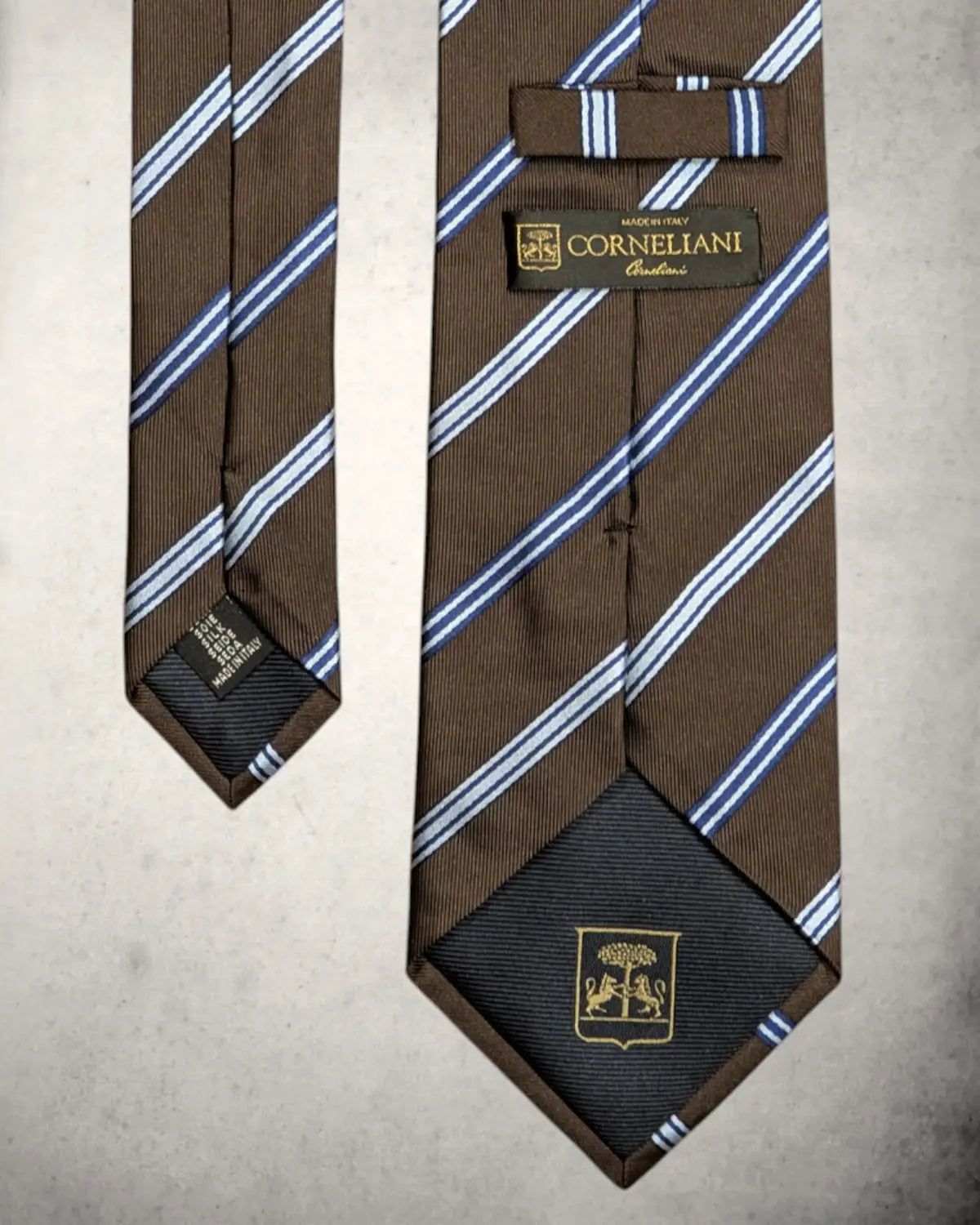 Braune Seidenkrawatte mit weiß-blauen Streifen von Corneliani. Reine Seide. Mit Wappen