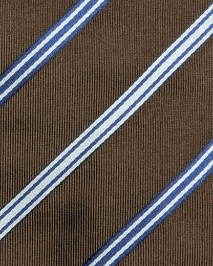 Detailaufnahme einer luxuriösen Seidenkrawatte von Corneliani in braun mit weiß/blauen Streifenmuster