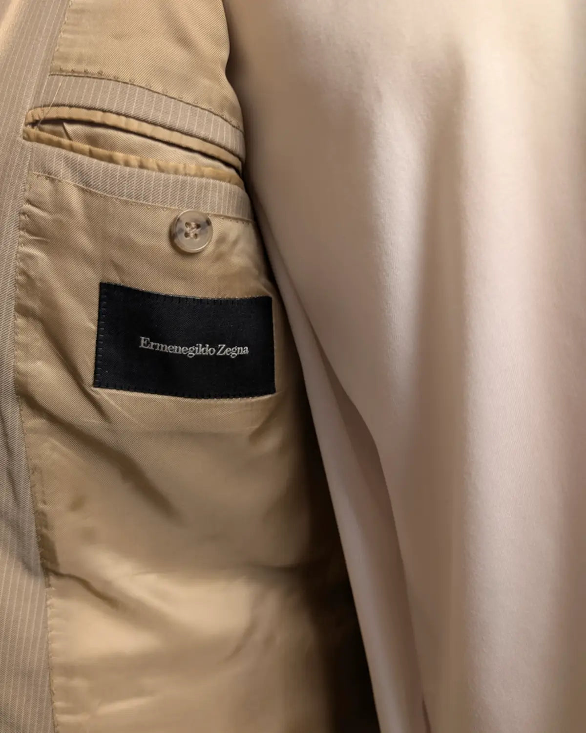 Ermenegildo Zegna Etikett in einem Beigefarbenem Herrensakko