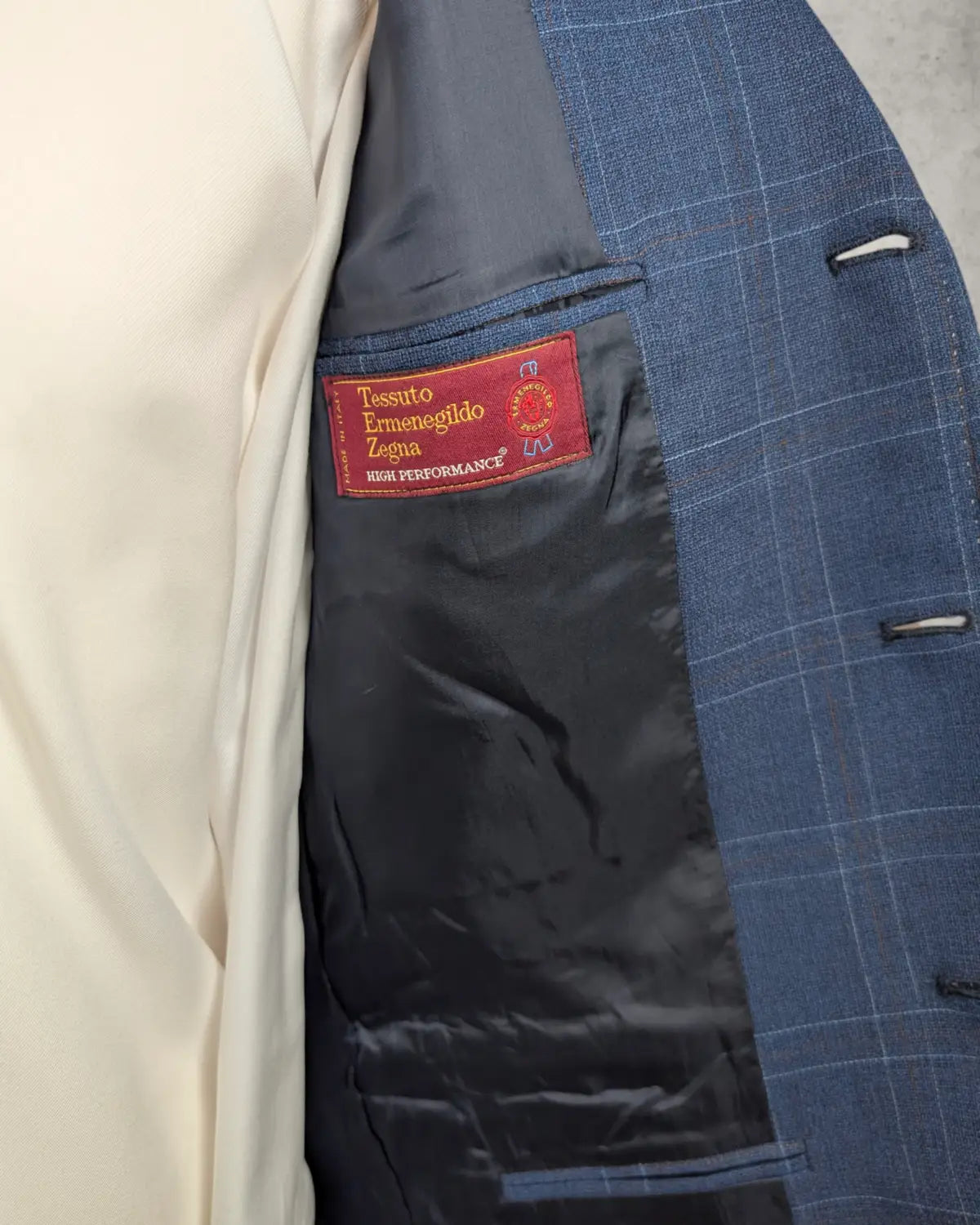 High Performance Tuch von Ermenegildo Zegna – knitterresistent, leicht und mit luxuriösem Griff.