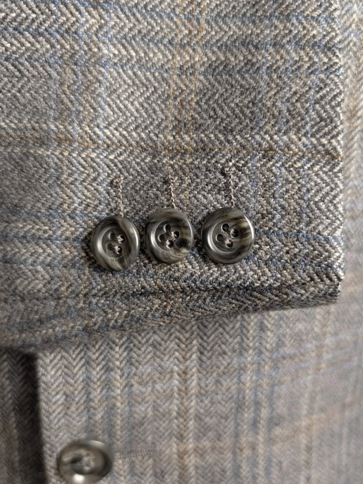 Vintage-Sakko von Facis aus grauer Schurwolle mit feinem Muster, Größe 50C; drei Ärmelknöpfe.