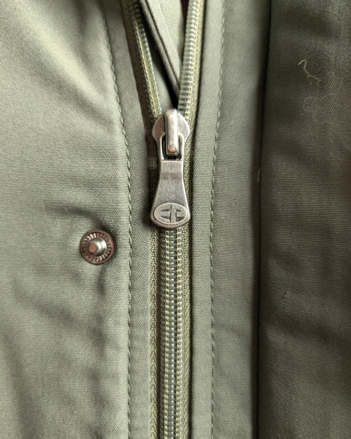 Zipper einer Feldjacke