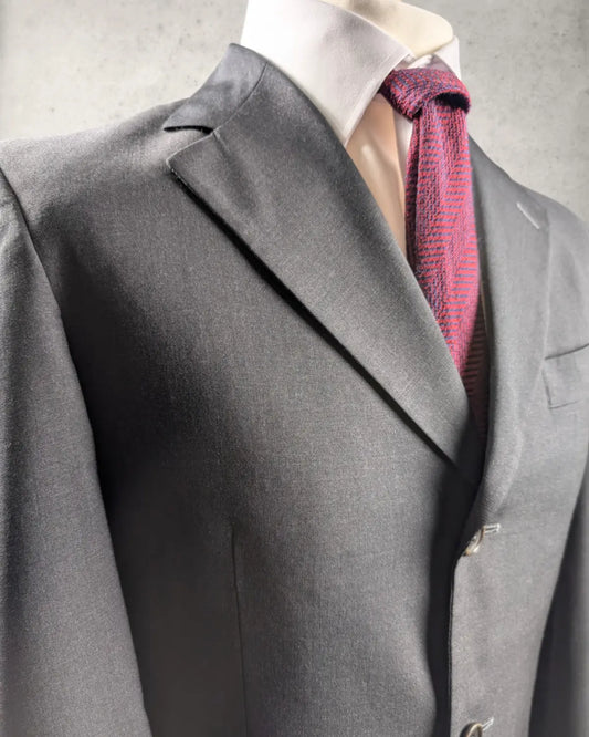 Zweiteiler von Franceschini in Anthrazit mit fallendem Revers