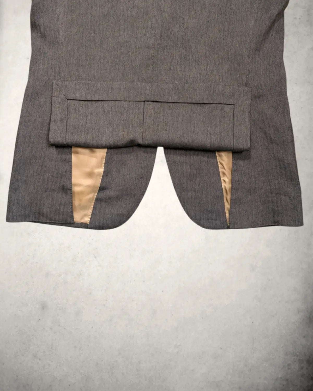 Seitenschlitz eines gebrauchten Sommersakkos von Caruso aus Leinen, Seide und Wolle