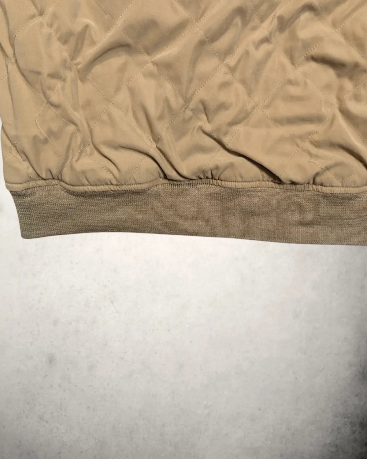 kleiner Mangel der Ziernähte einer Herno Herrenjacke in Beige