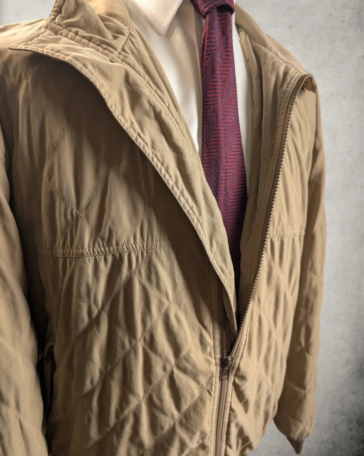 Seitansicht eines beigefarbenem Blousson für Herren von Herno