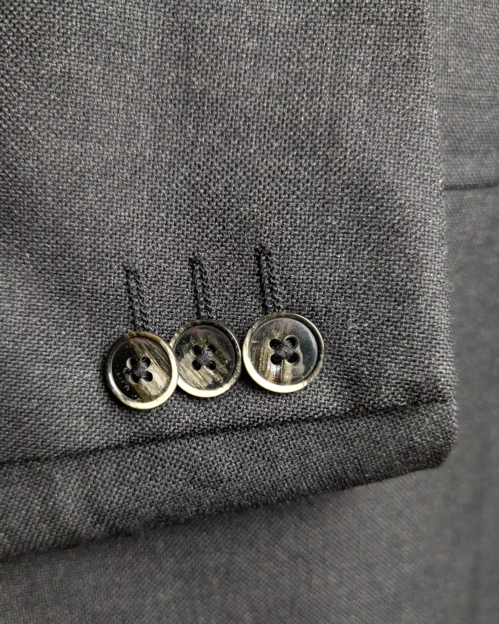 Ärmelknöpfe eines Herrensakkos aus Merinowolle