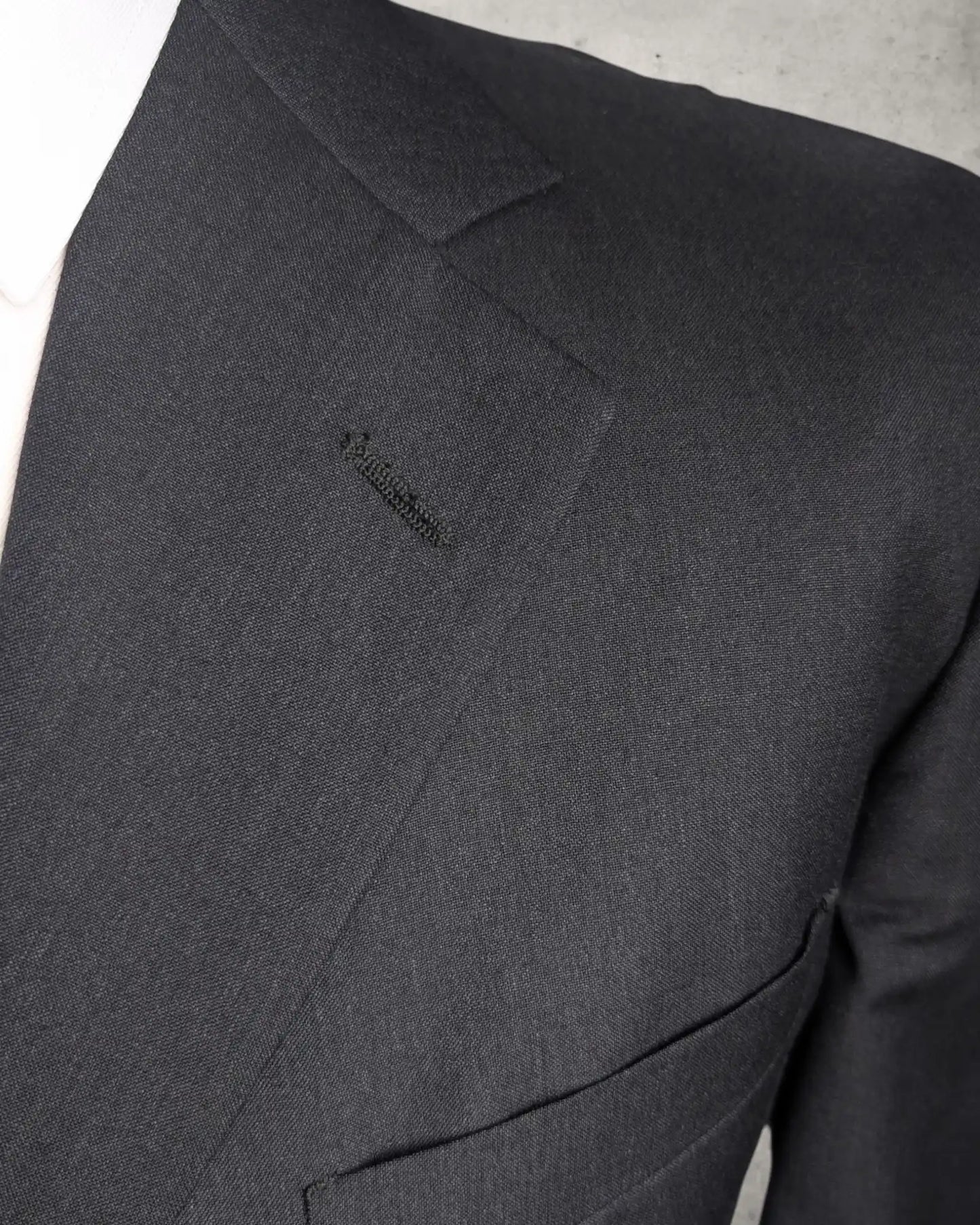 Revers eines schwarzen Herrensakkos von Ermenegildo Zegna