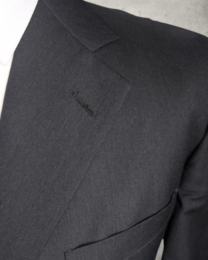 Revers eines schwarzen Herrensakkos von Ermenegildo Zegna