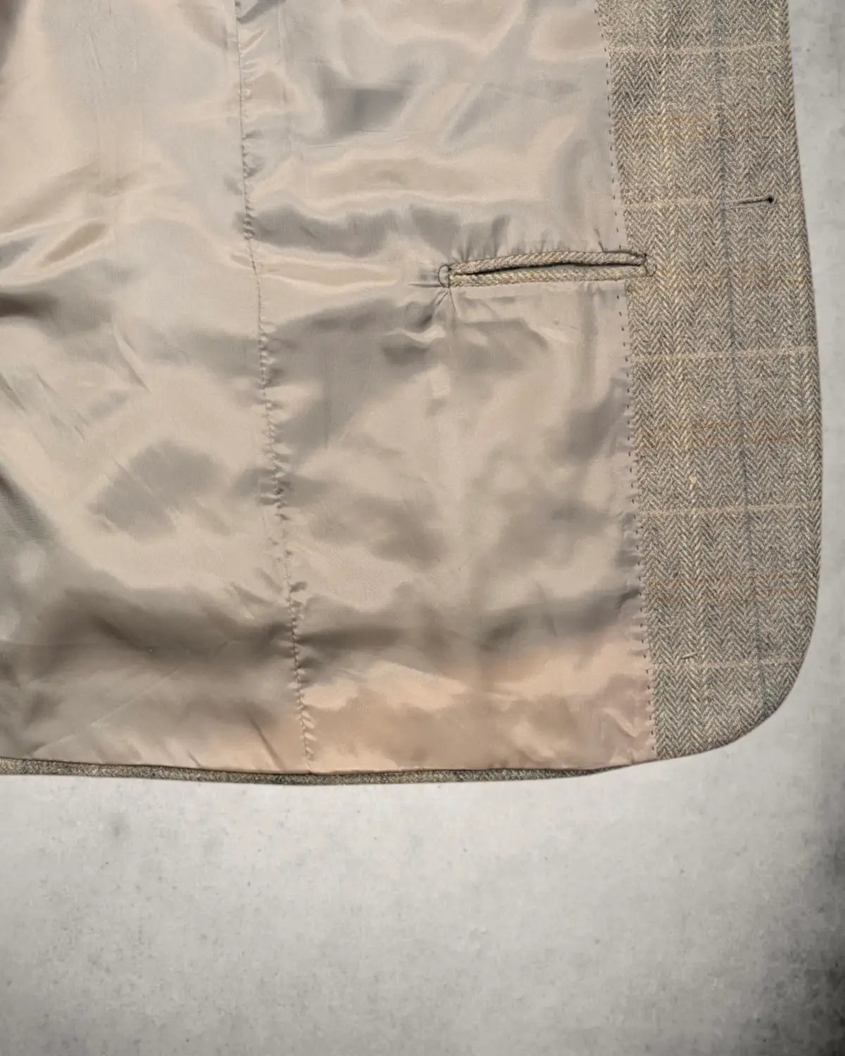 Ausgebleichter Innenstoff in einem Ermenegildo Zegna Herrensakko aus reiner Seide