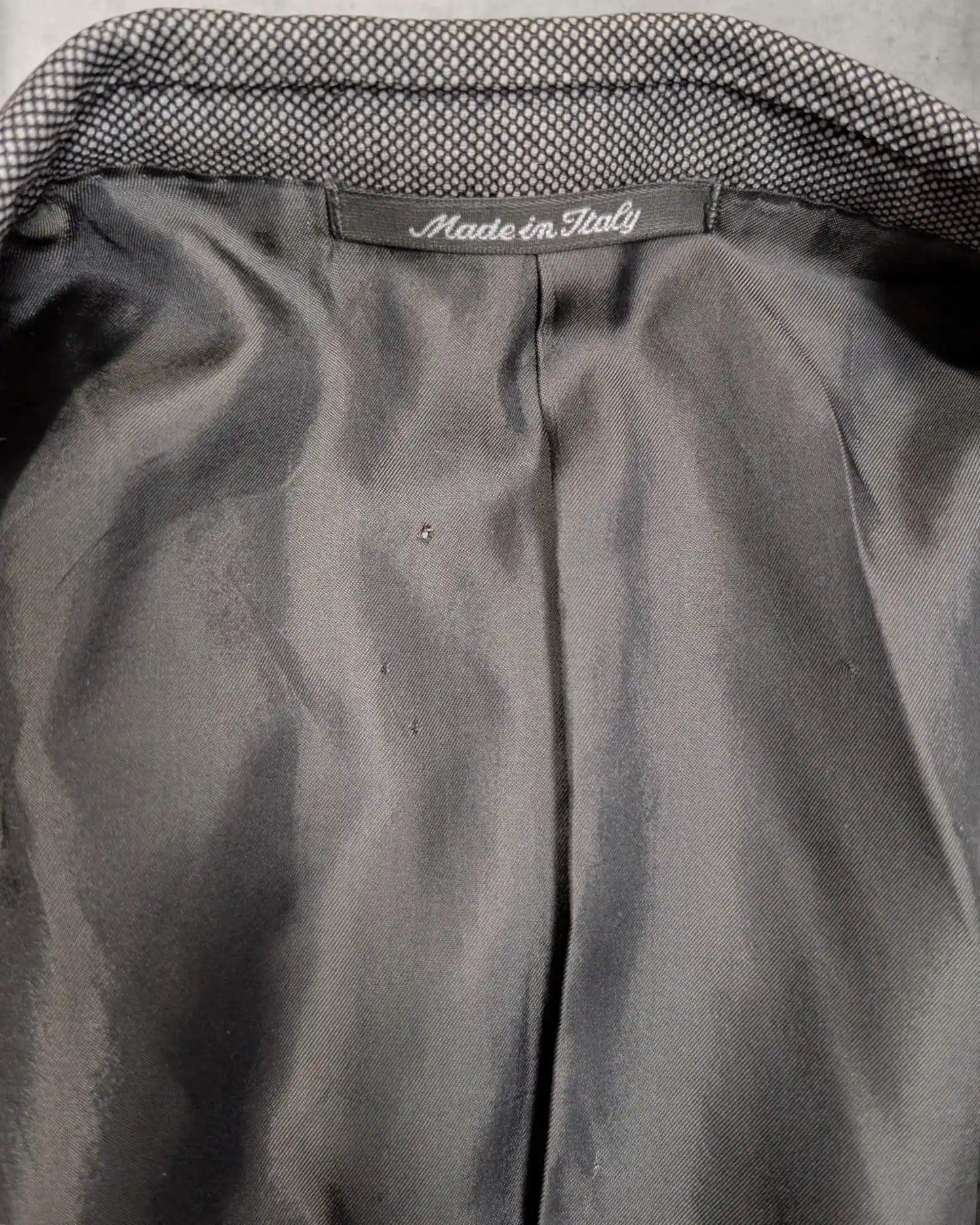 kleines Loch im Innenstoff eines Herrensakkos