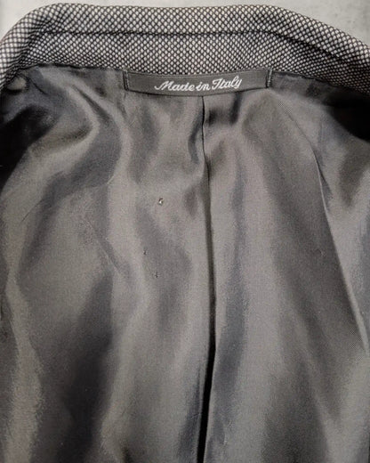 kleines Loch im Innenstoff eines Herrensakkos