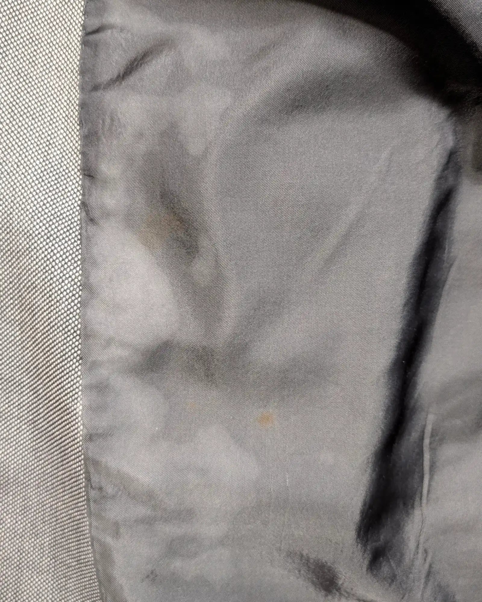 Flecken im Innenstoff eines Herrensakkos