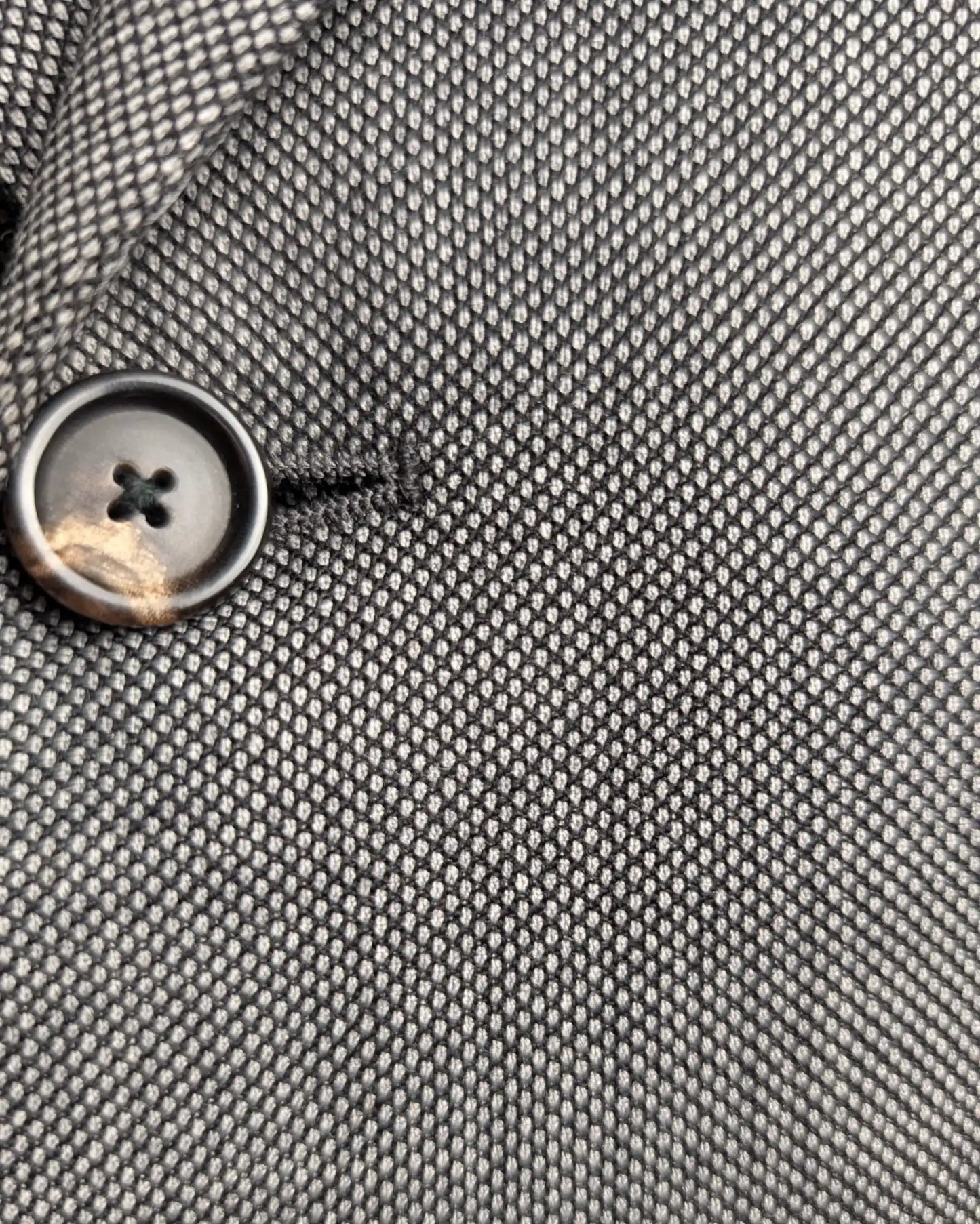 Nahaufnahme eines Herrensakkos in grau